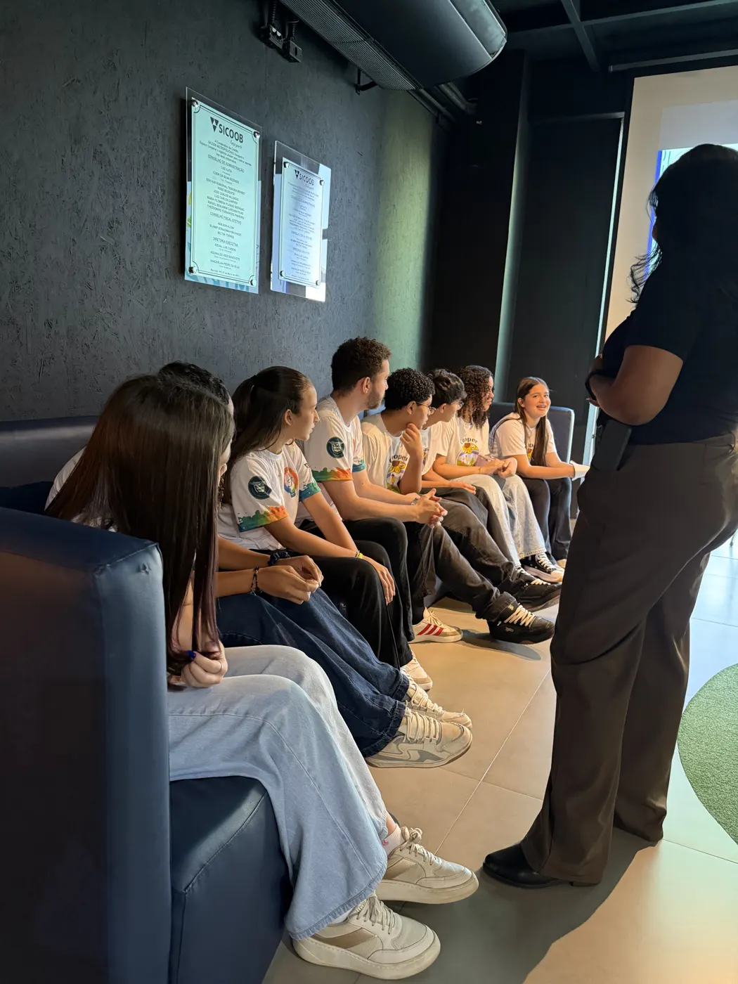 Alunos assistindo à apresentação do programa Cooperativa Mirim