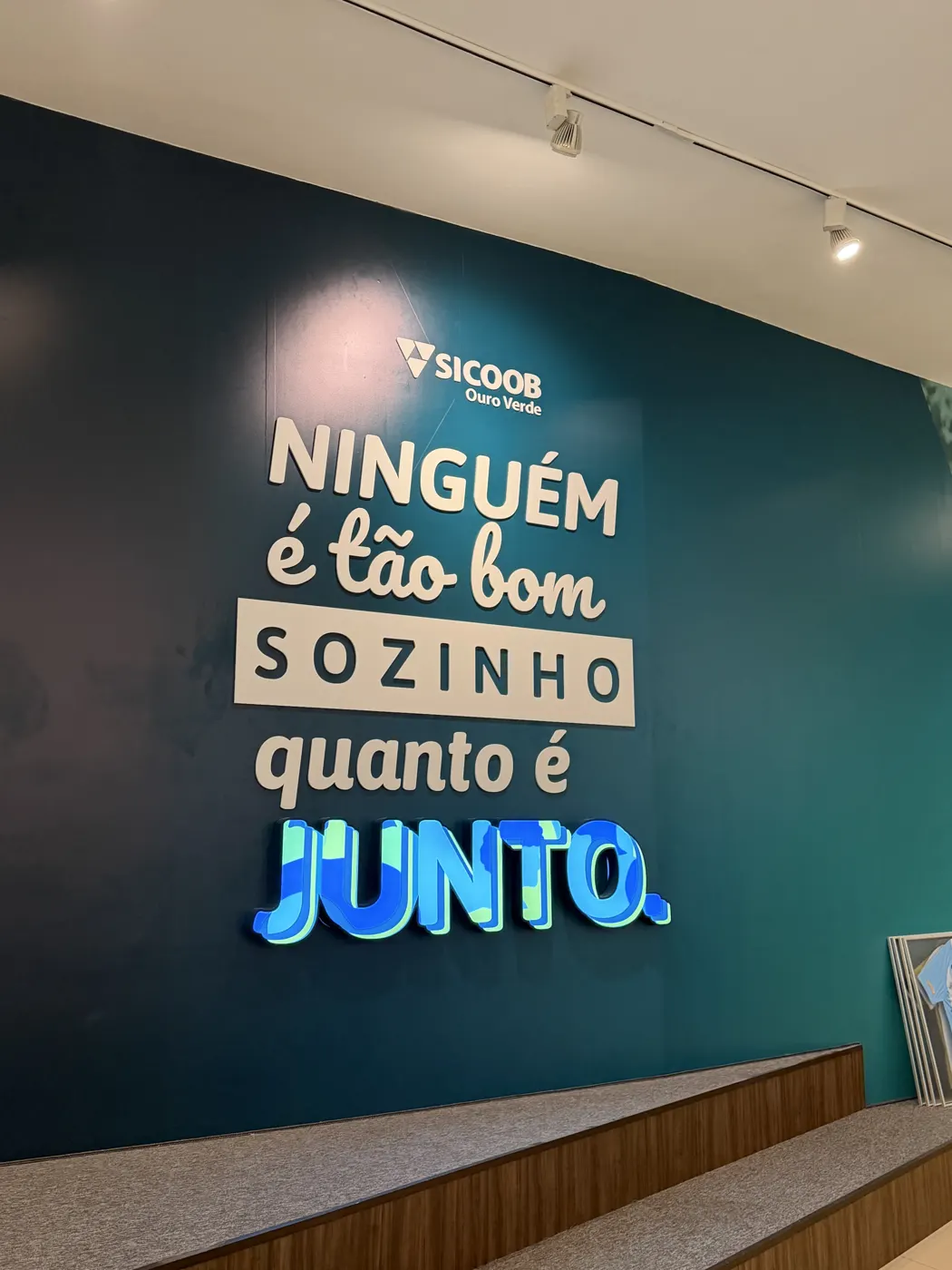 Parede do Sicoob com a frase Ninguém é tão bom sozinho quanto é junto