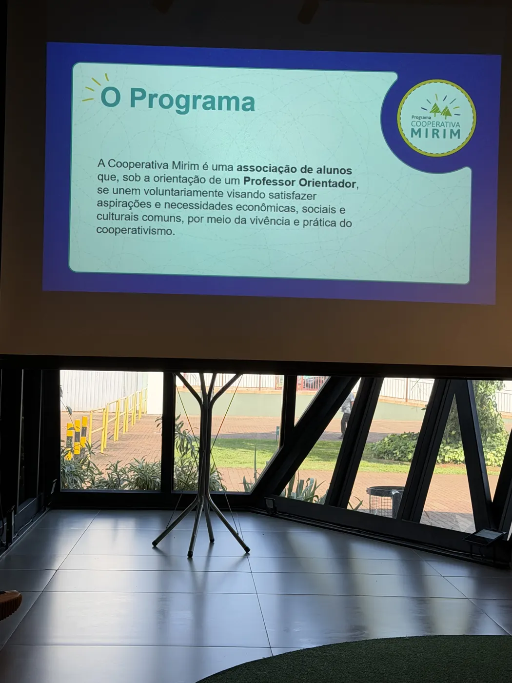 Slide do programa explicando o que é a Cooperativa Mirim