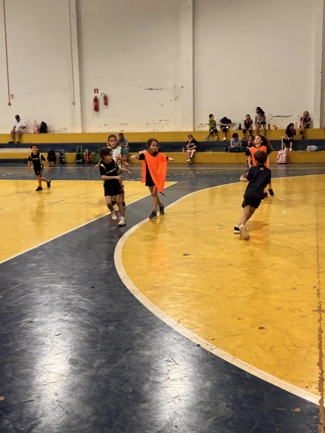 Partida de futsal entre alunos na quadra